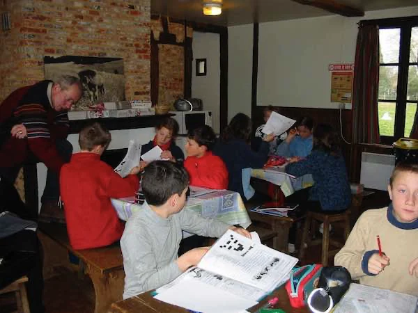 Les élèves devant leur cahier après le poney