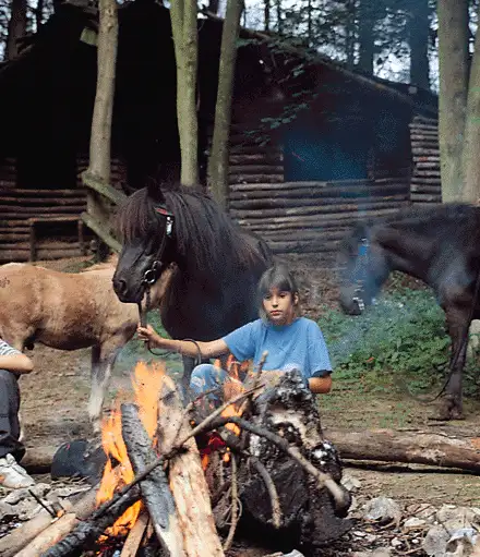 Feu de camp en séjour vacances équestre